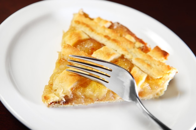 Tarta de manzana en plato blanco