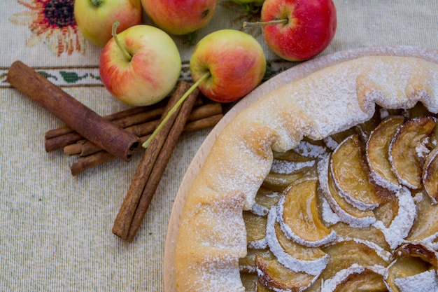 Tarta de manzana Una rebanada de primer plano de tarta de manzana.