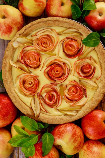 Tarta de manzana recién horneada en mesa de madera