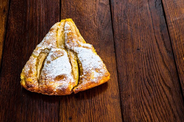 Tarta de manzana en rodajas con canela en la mesa de madera rústica