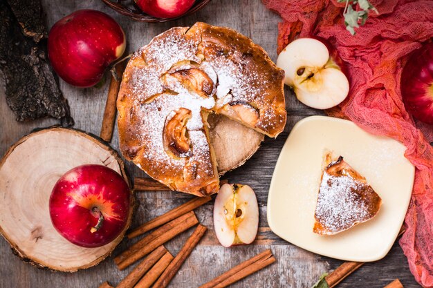 Tarta de manzana en rodajas sobre una mesa de madera, vista superior