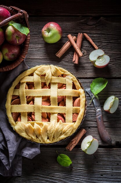 Tarta de manzana rústica con canela y frutas frescas