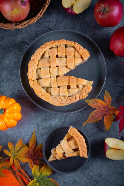 Tarta de manzana sabrosa casera recién horneada de otoño. Vista superior.