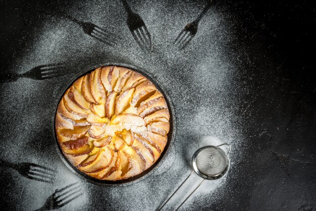 Tarta de manzana en una sartén de hierro fundido en porciones