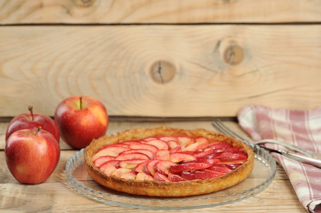 Tarta de manzana sobre fondo de madera