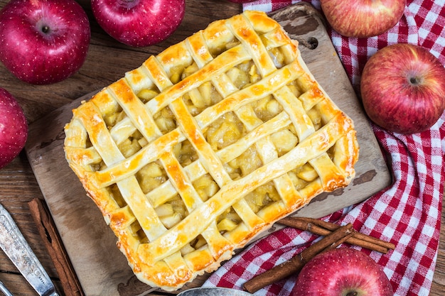 Tarta de manzana, la tarta de manzana está sobre la mesa