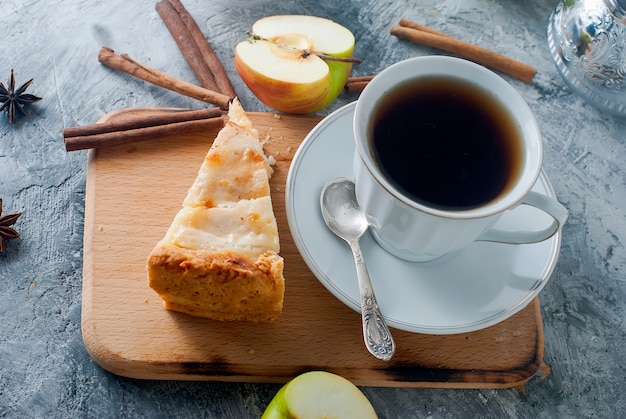 Tarta de manzana, té y manzana sobre una mesa