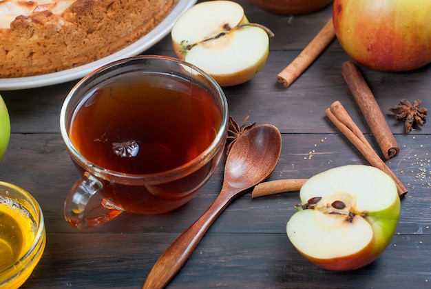 Tarta de manzana y té en una mesa de madera