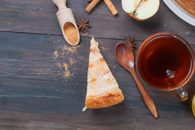 Tarta de manzana y té en una mesa de madera