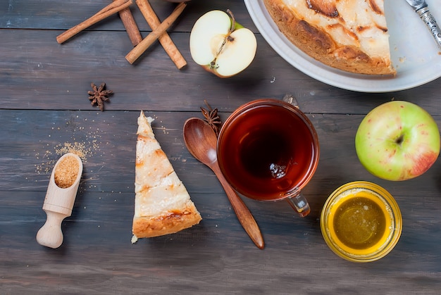 Tarta de manzana y té en una mesa de madera