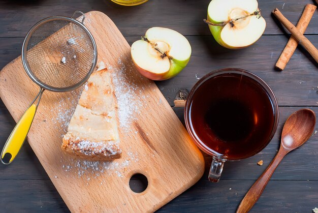 Tarta de manzana y té en una mesa de madera