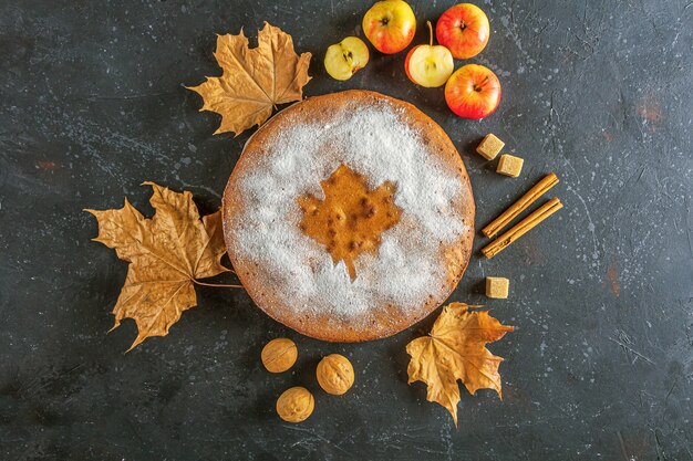 tarta de manzana, zapatero, charlotte. Plato de acción de gracias y hojas secas de otoño.