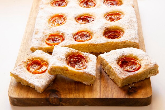 Tarta de melocotón elaborada con una receta con yogur y fruta fresca.