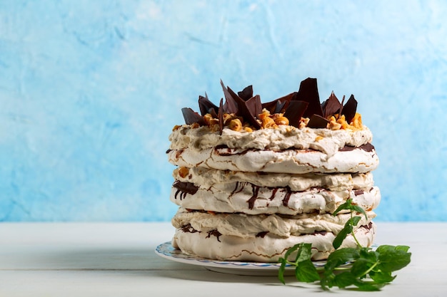 Tarta de merengue casera con crema de café, avellanas y chocolate Concepto de postres caseros