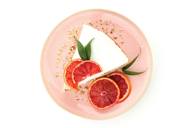 Tarta de merengue con cítricos aislado sobre fondo blanco.