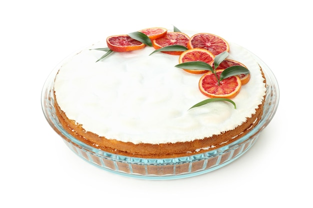 Tarta de merengue con cítricos aislado sobre fondo blanco.