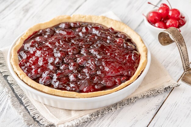 Tarta de mermelada de cereza casera en la mesa de madera