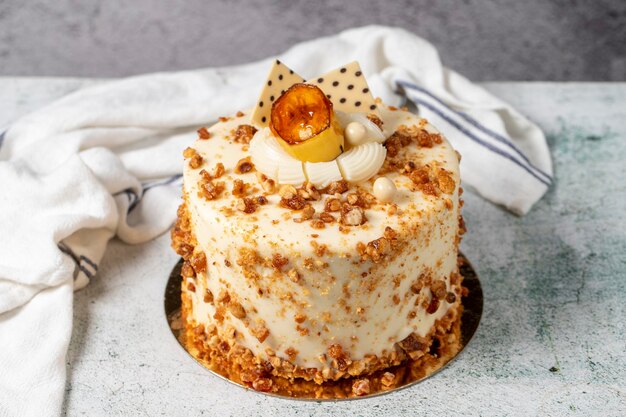 Foto tarta de miel y avellana sobre un fondo de piedra tarta de cumpleaños de frutas y nueces de cerca