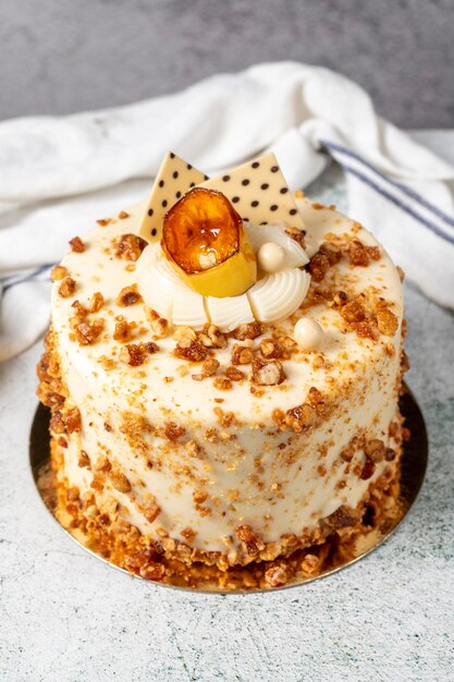 Foto tarta de miel y avellana sobre un fondo de piedra tarta de cumpleaños de frutas y nueces de cerca