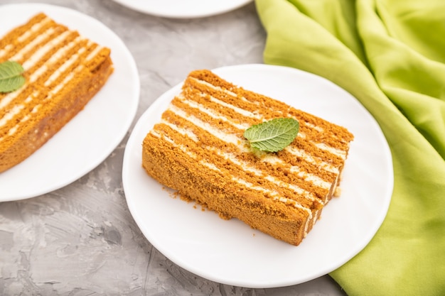 Tarta de miel casera con crema de leche y menta