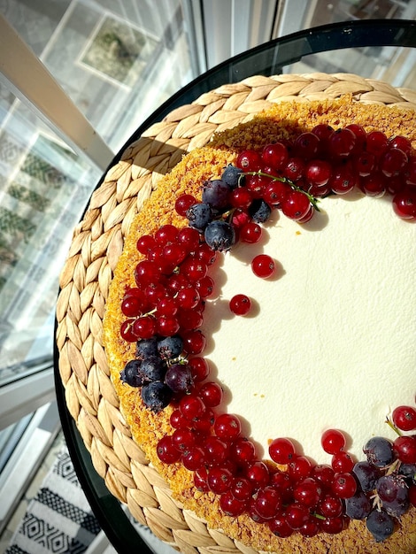 Foto tarta de miel festiva decorada con bayas vivas y migas.