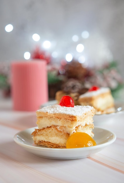 Tarta de milhojas con cereza confitada