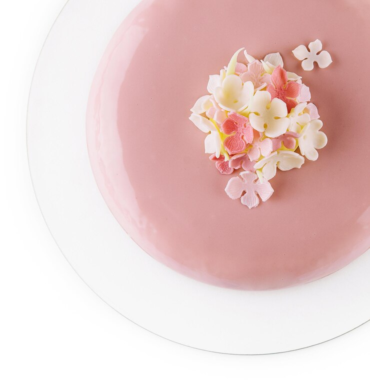 Tarta de mousse rosa con esmalte de espejo decorada con flores