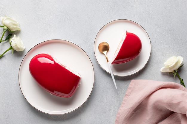 tarta de mousse con rosas blancas