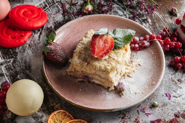 Tarta de Napoleón con fresa fresca