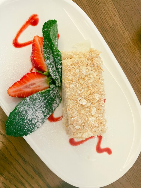 Tarta de Napoleón con fresas frescas y menta. Foto de comida