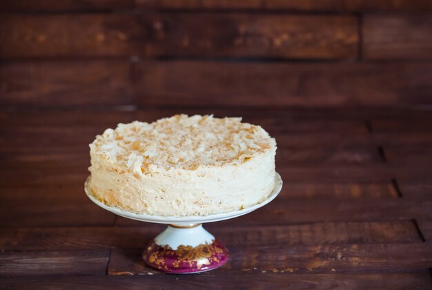 Foto tarta napoleón en madera vintage