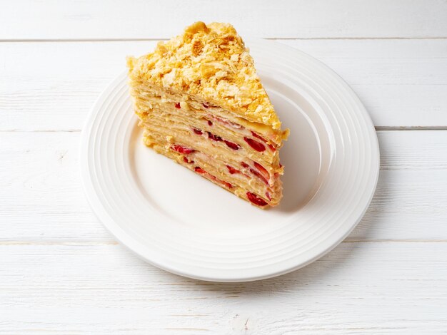 Tarta Napoleón en rodajas con fresas Tarta multicapa con crema pastelera Postre francés