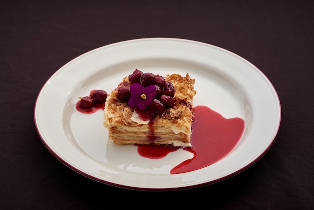 Tarta de Napoleón con salsa de cerezas