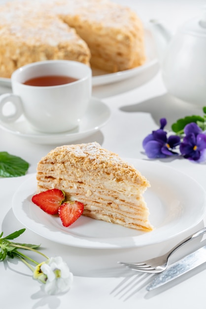 Tarta Napoleón tradicional con fresas