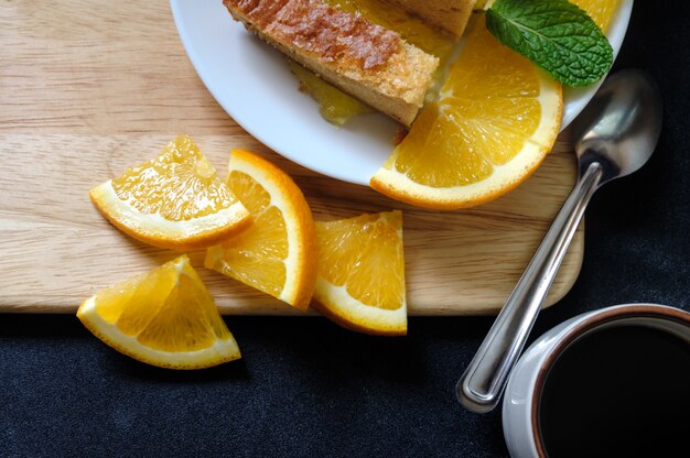 Tarta de naranja con café negro.