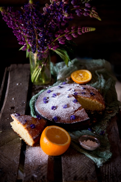 Tarta de naranja casera en un espacio rústico