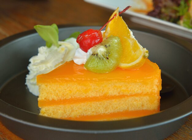 Tarta de naranja en mesa de madera