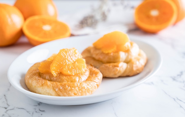 tarta de naranja en un plato