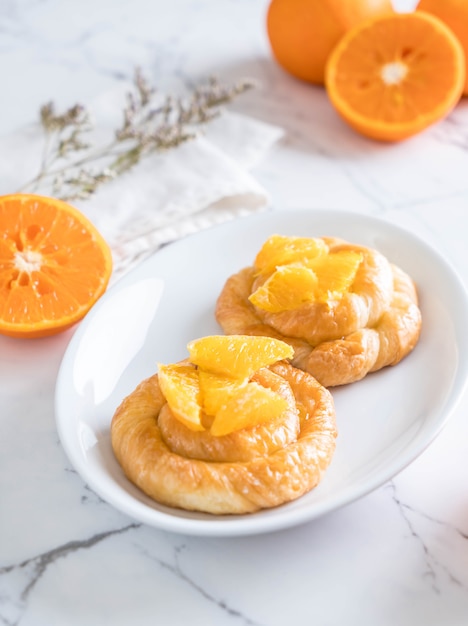 tarta de naranja en un plato