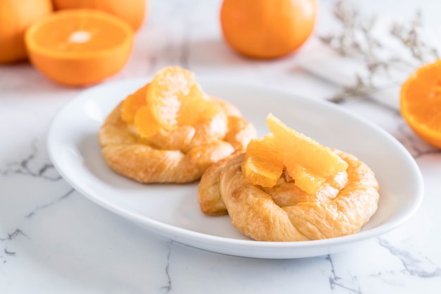 tarta de naranja en un plato