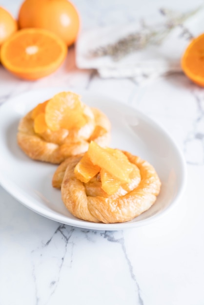 tarta de naranja en un plato