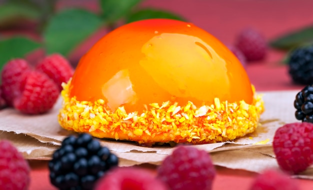 Una tarta de naranja con relleno blanco cremoso