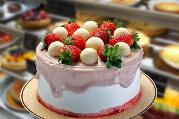 Tarta con nata montada y fresas con decoración navideña