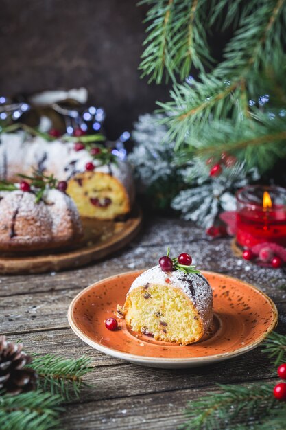 Tarta navideña casera tradicional con arándanos y chocolate con árbol de año nuevo