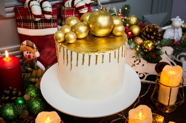 Tarta navideña con crema de vainilla y crema cuajada de fresas decorada con bolas navideñas