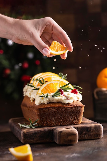 Tarta navideña con naranja y romero