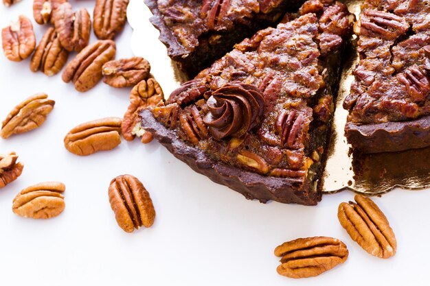 Tarta de nueces de chocolate recién horneada.