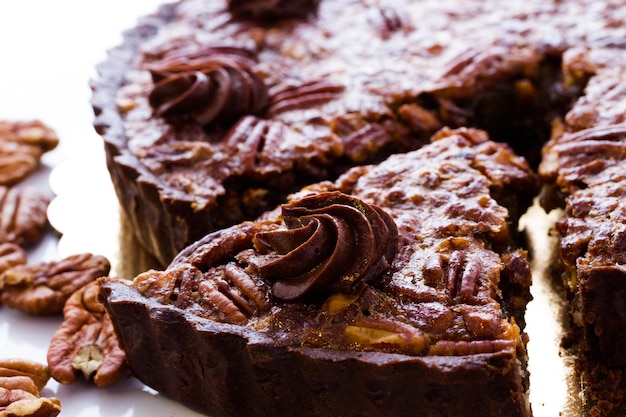 Tarta de nueces de chocolate recién horneada.