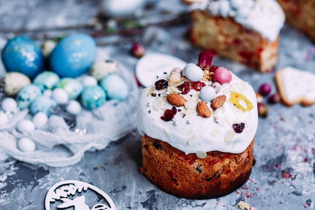 Tarta de Pascua con merengue y decoración en la mesa.