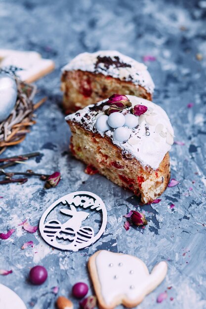 Foto tarta de pascua con merengue y decoración en la mesa.